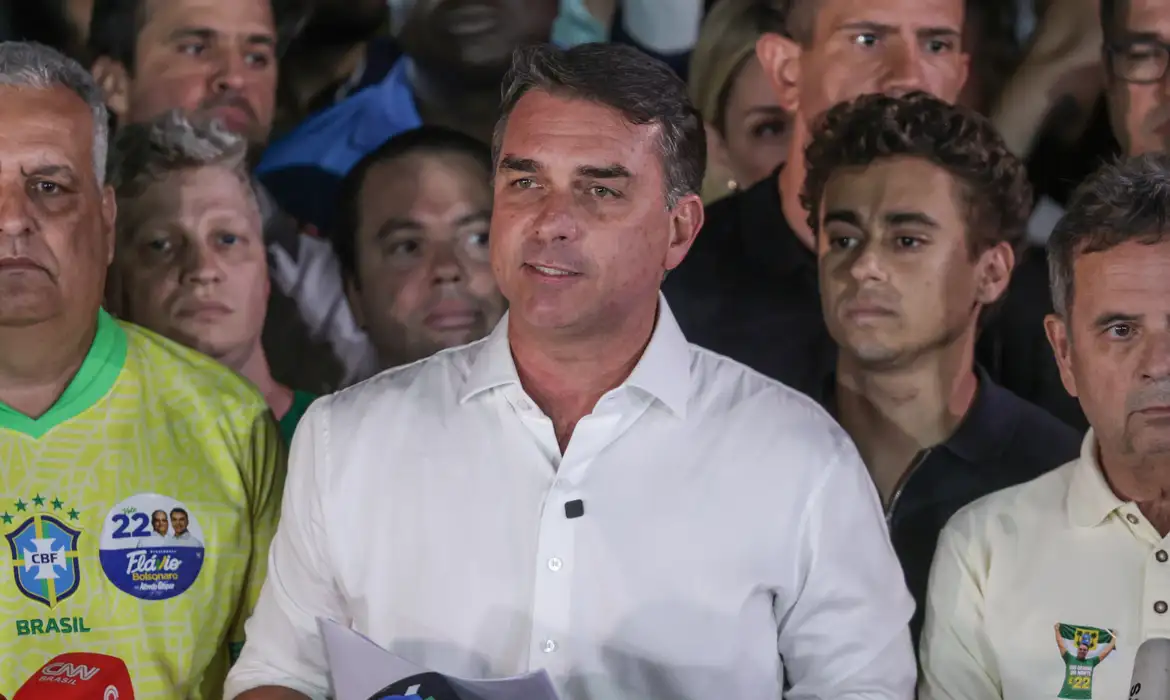 Flávio Bolsonaro em evento político, entre apoiadores