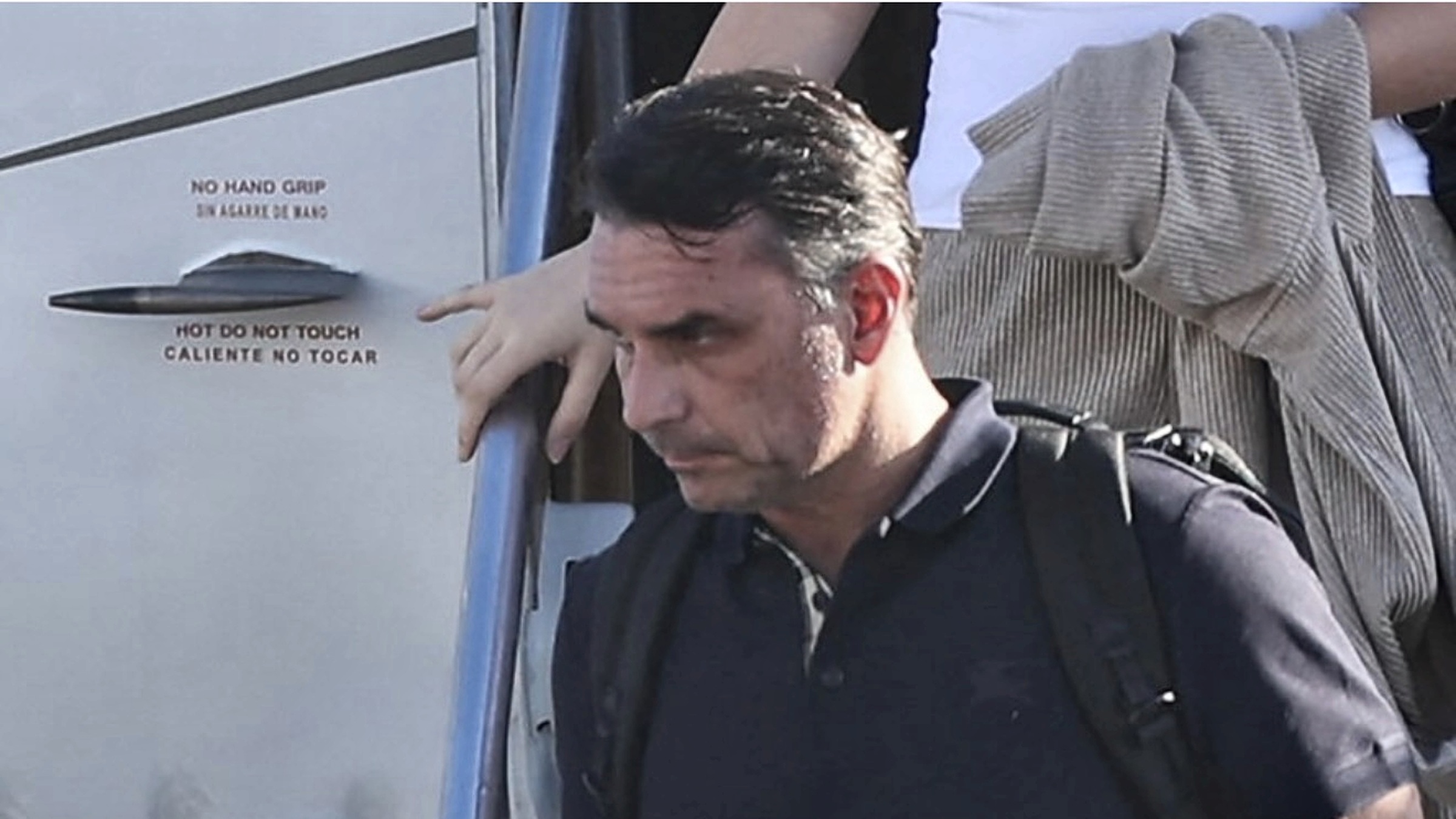 Flávio Bolsonaro desembarca de aeronave em Miami, nos Estados Unidos, em 28 de outubro de 2026