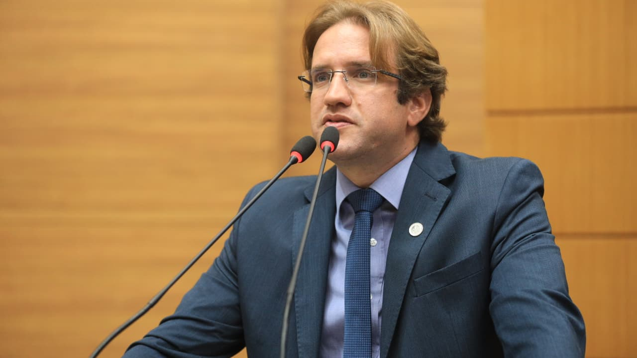 Marcelo Sobral, de terno azul, discursa à tribuna da Assembleia Legislativa de Sergipe